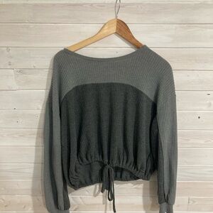 Cute grey Hollister top

Open back detail. Size medium